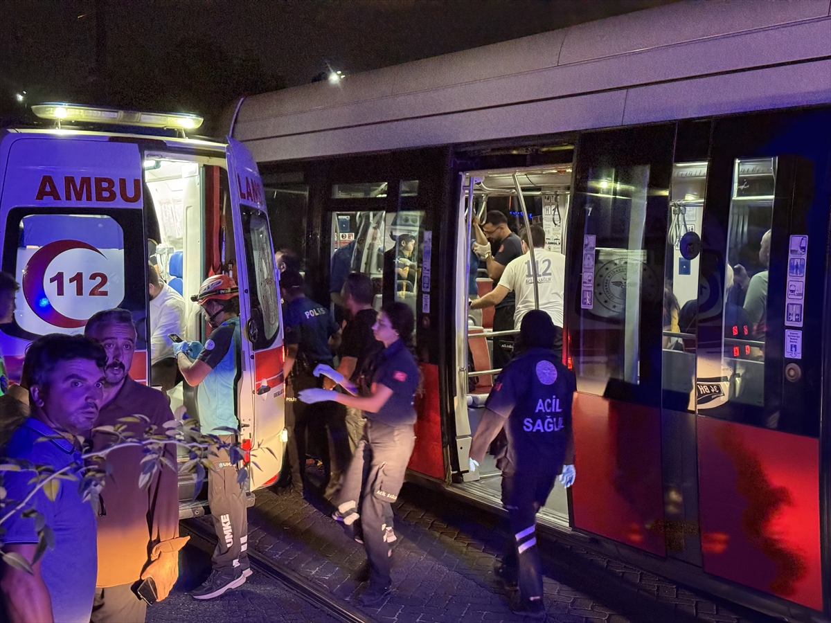 Zeytinburnu'nda iki tramvay çarpıştı