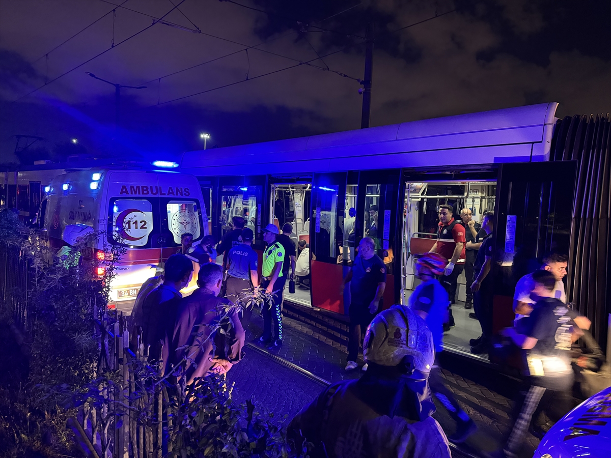 Zeytinburnu'nda iki tramvay çarpıştı