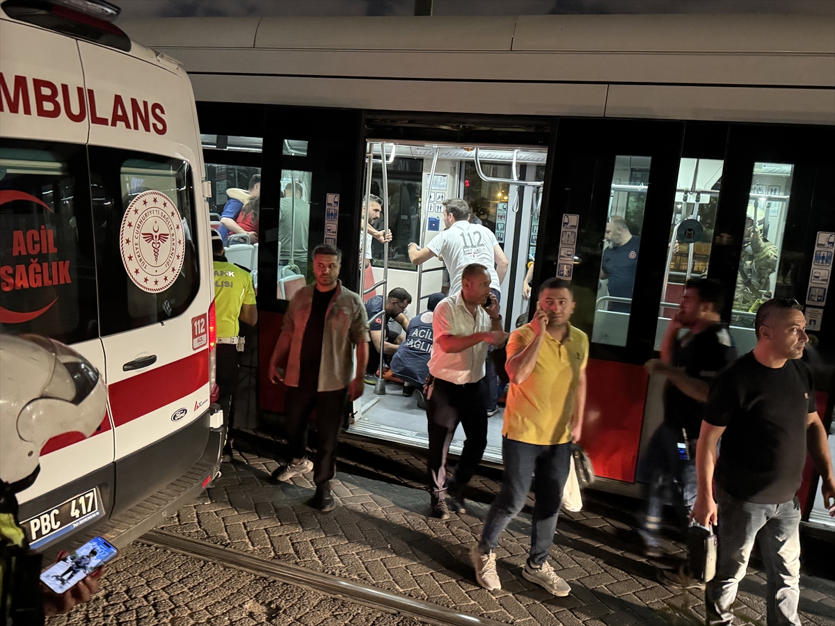Zeytinburnu'nda iki tramvay çarpıştı
