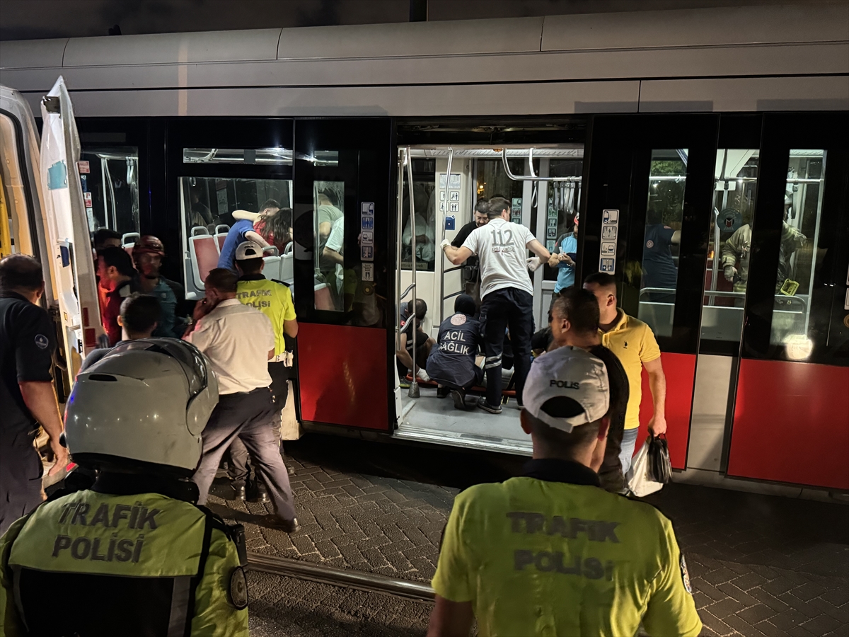 Zeytinburnu'nda iki tramvay çarpıştı
