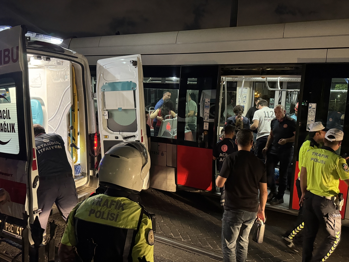 Zeytinburnu'nda iki tramvay çarpıştı
