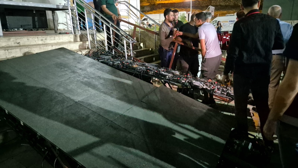 Elazığ'da festivalde LED ekran devrildi: 5 kişi yaralandı