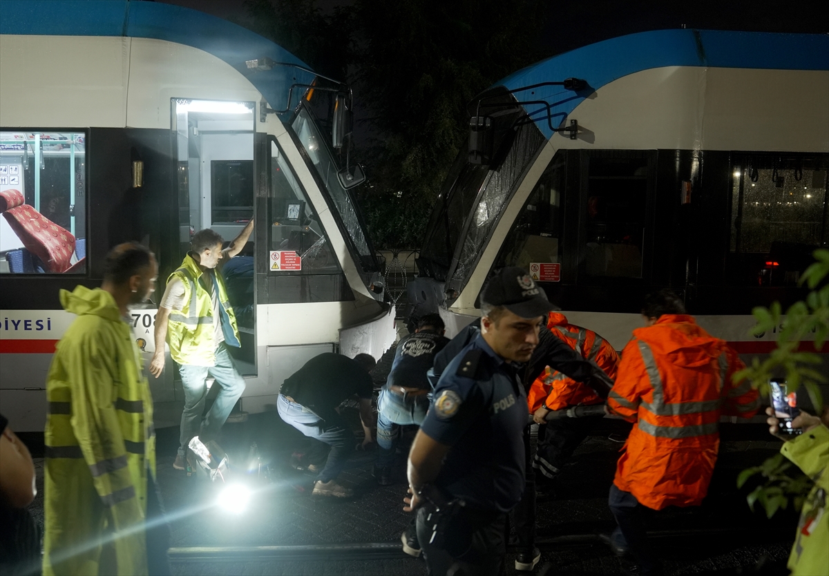 Zeytinburnu'nda iki tramvay çarpıştı