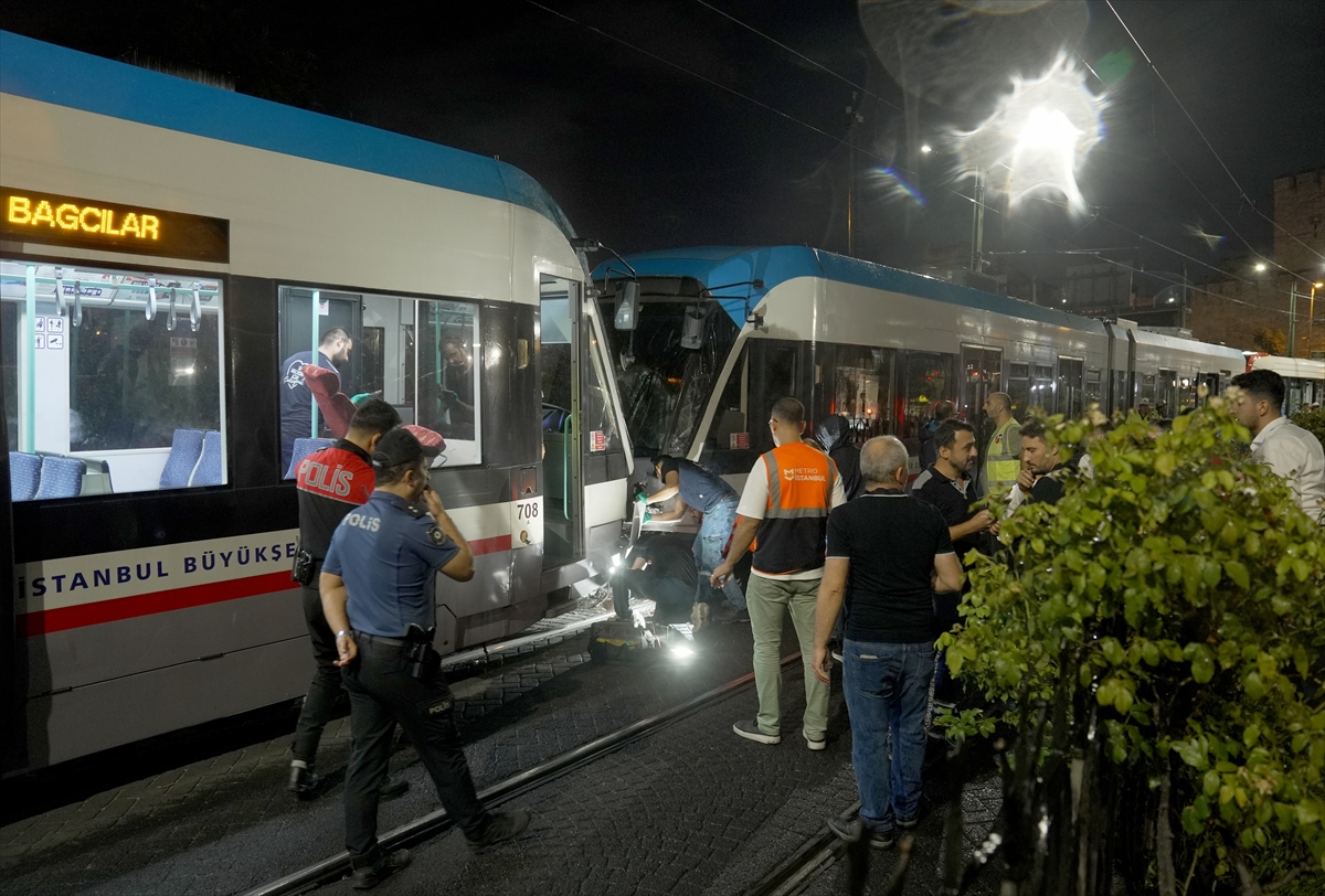 Zeytinburnu'nda iki tramvay çarpıştı