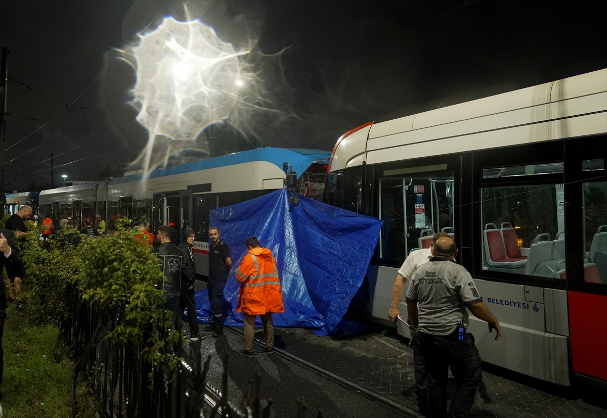 Zeytinburnu'nda iki tramvay çarpıştı