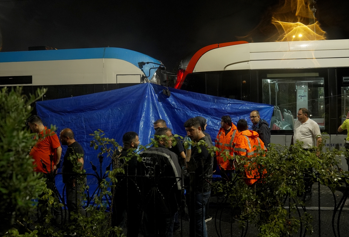 Zeytinburnu'nda iki tramvay çarpıştı