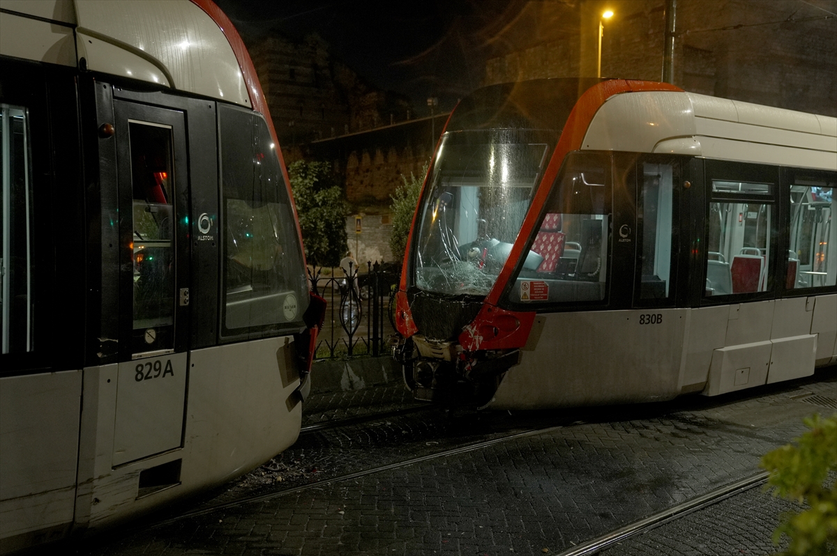 Zeytinburnu'nda iki tramvay çarpıştı