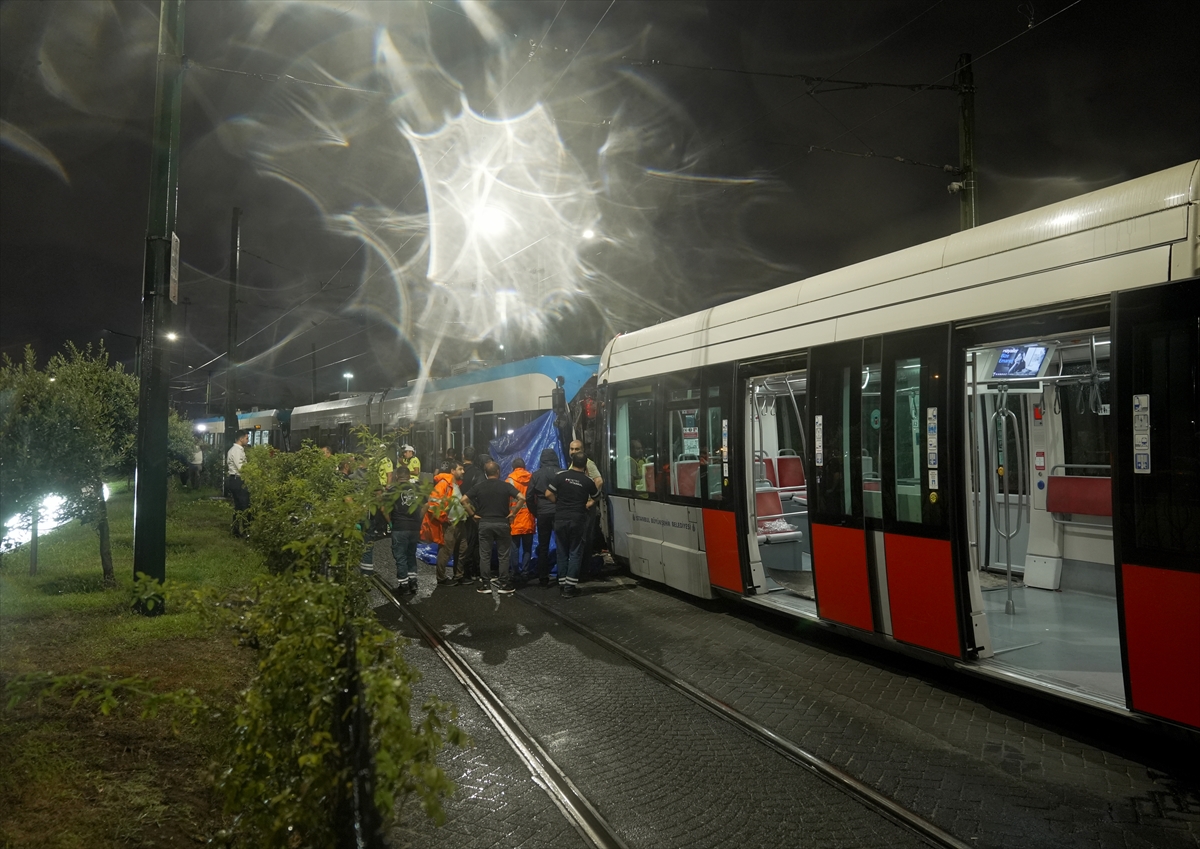 Zeytinburnu'nda iki tramvay çarpıştı