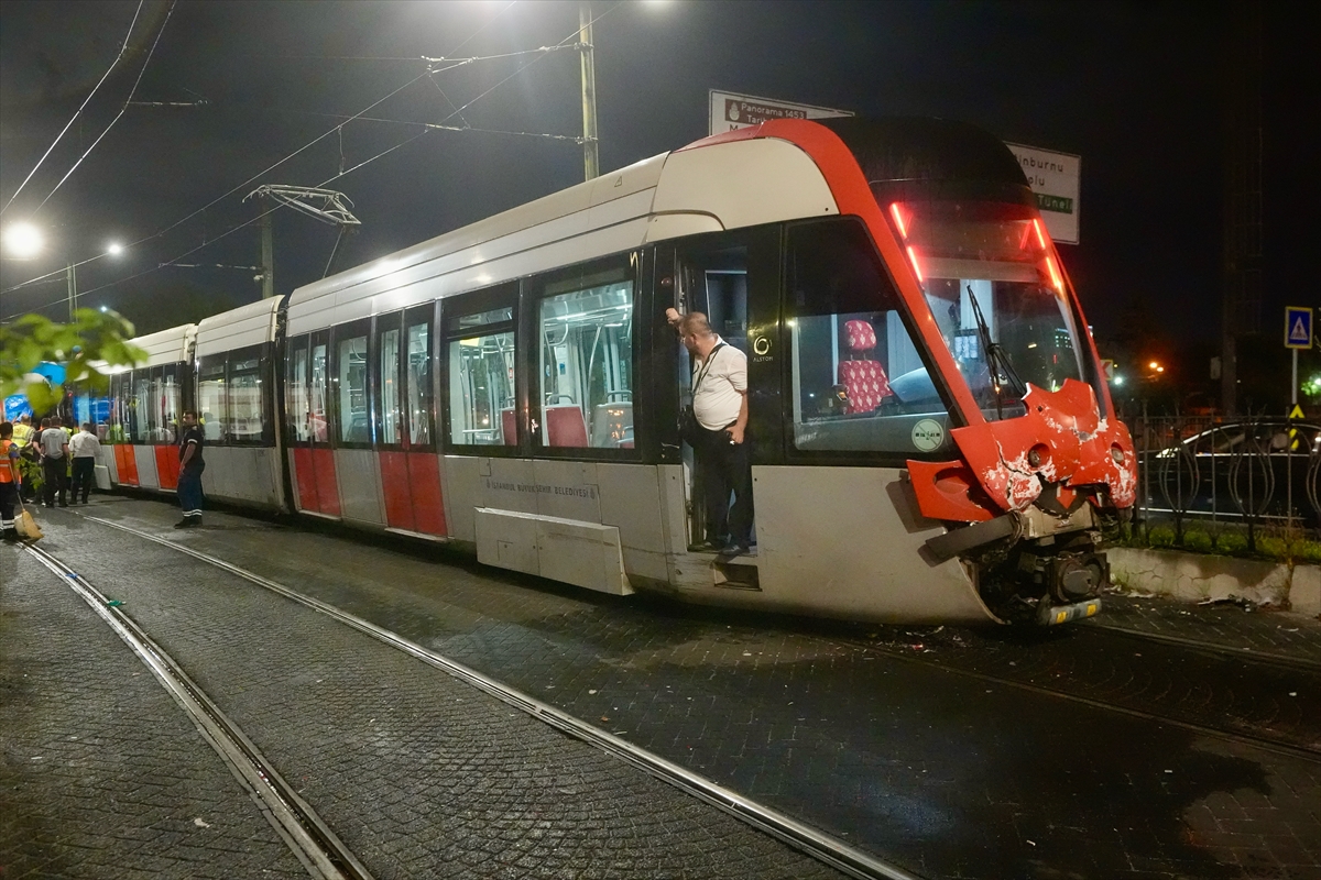 Zeytinburnu'nda iki tramvay çarpıştı