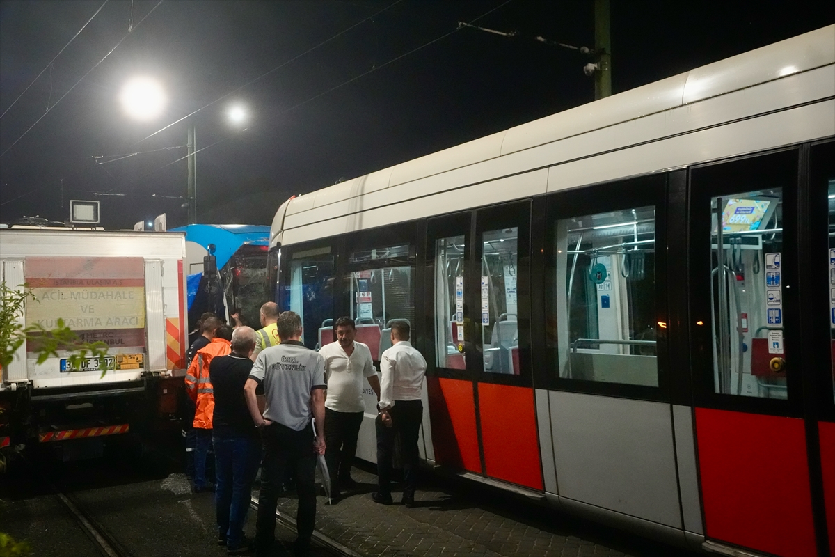 Zeytinburnu'nda iki tramvay çarpıştı