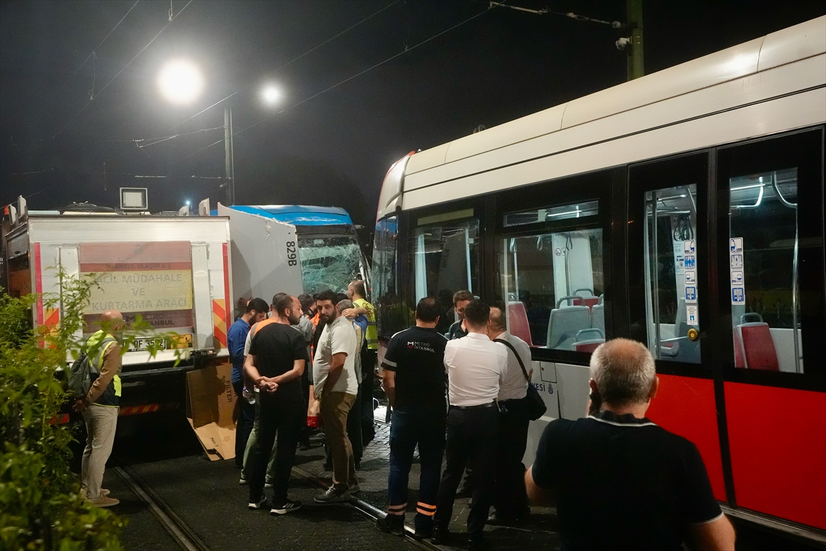 Zeytinburnu'nda iki tramvay çarpıştı