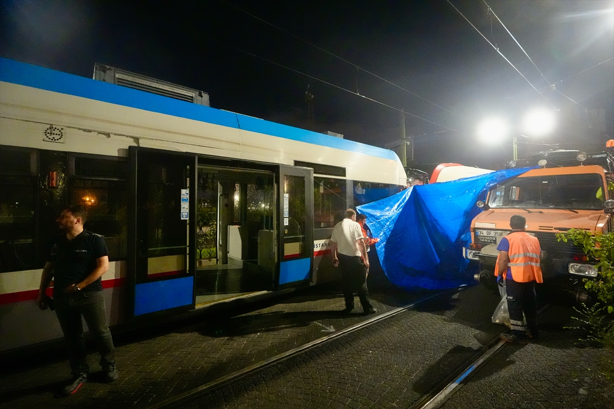 Zeytinburnu'nda iki tramvay çarpıştı