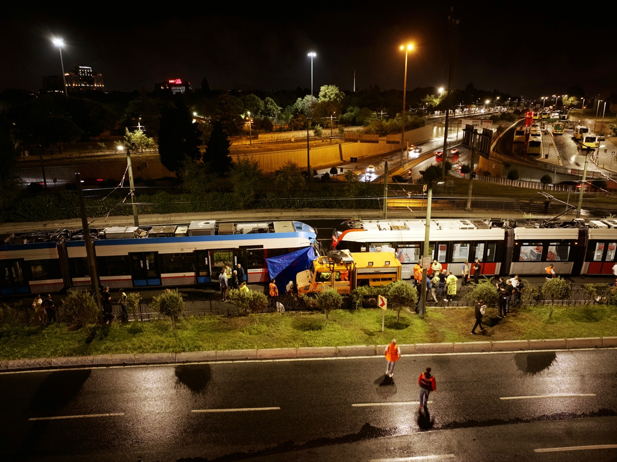 Zeytinburnu'nda iki tramvay çarpıştı