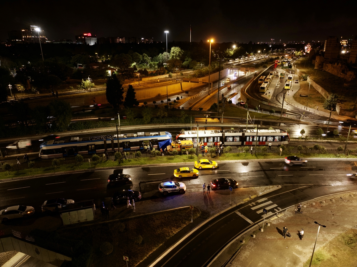Zeytinburnu'nda iki tramvay çarpıştı