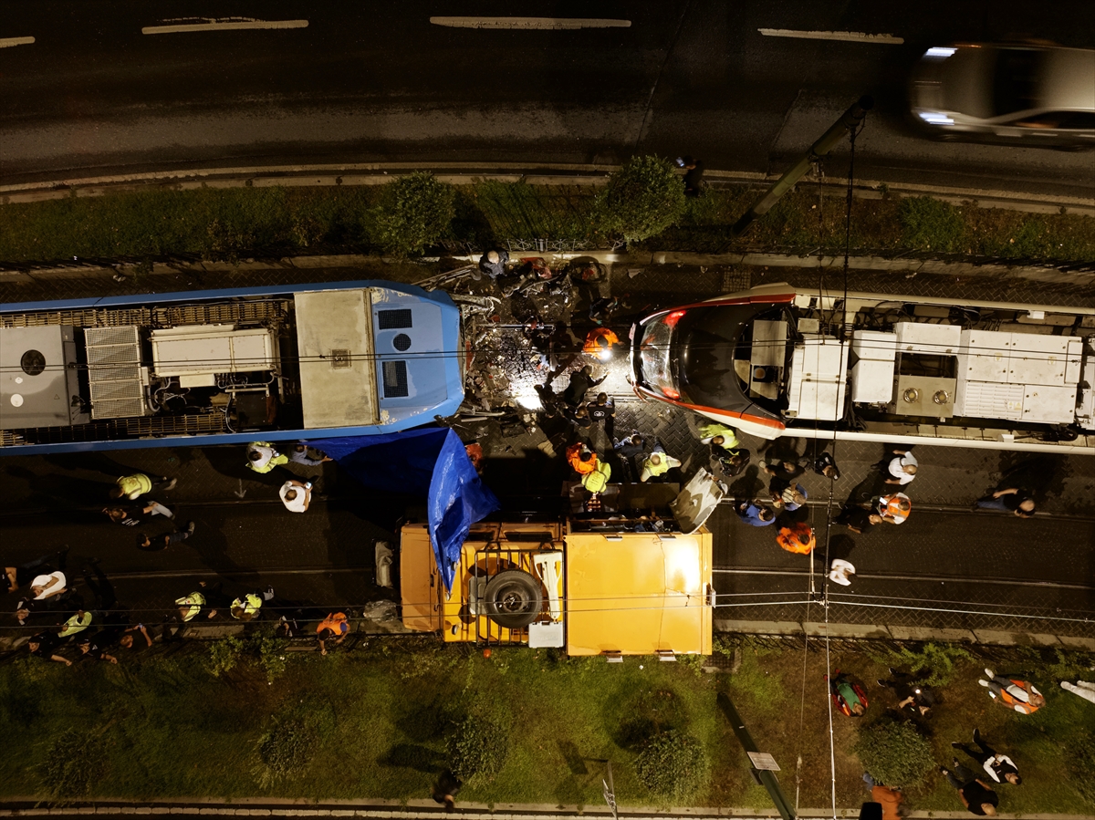 Zeytinburnu'nda iki tramvay çarpıştı