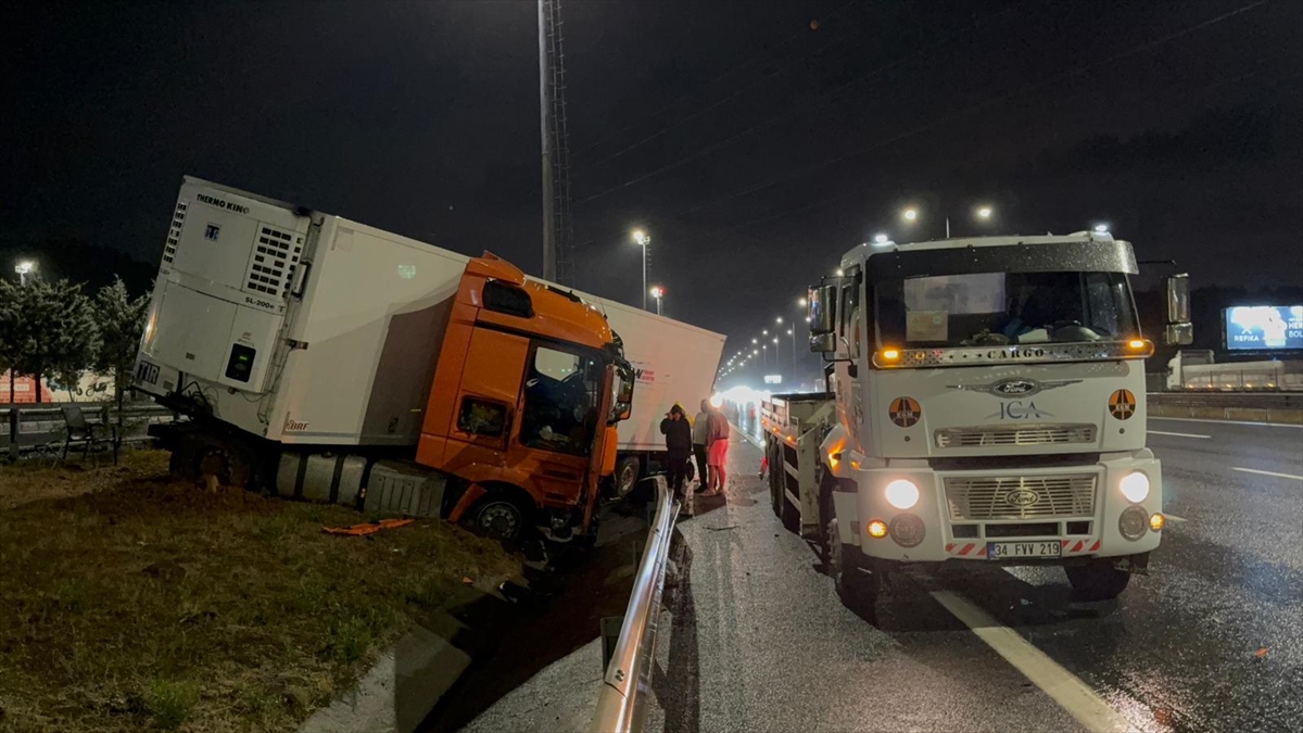 İstanbul'da sağanak: Çok sayıda kaza, trafik aksadı