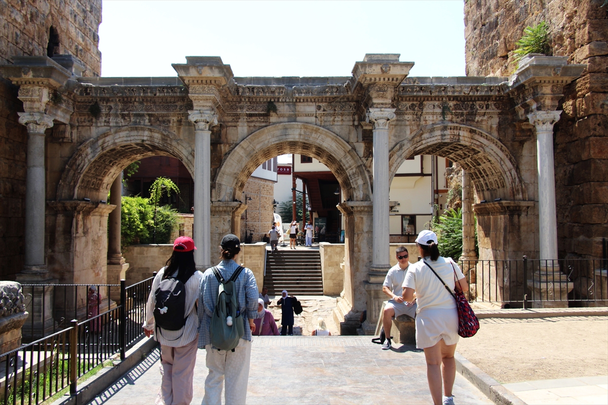 Antalya'daki 1900 yıllık Hadrian Kapısı kentin tarihine ışık tutuyor