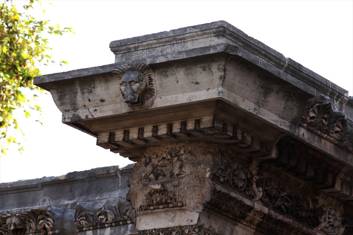 Antalya'daki 1900 yıllık Hadrian Kapısı kentin tarihine ışık tutuyor