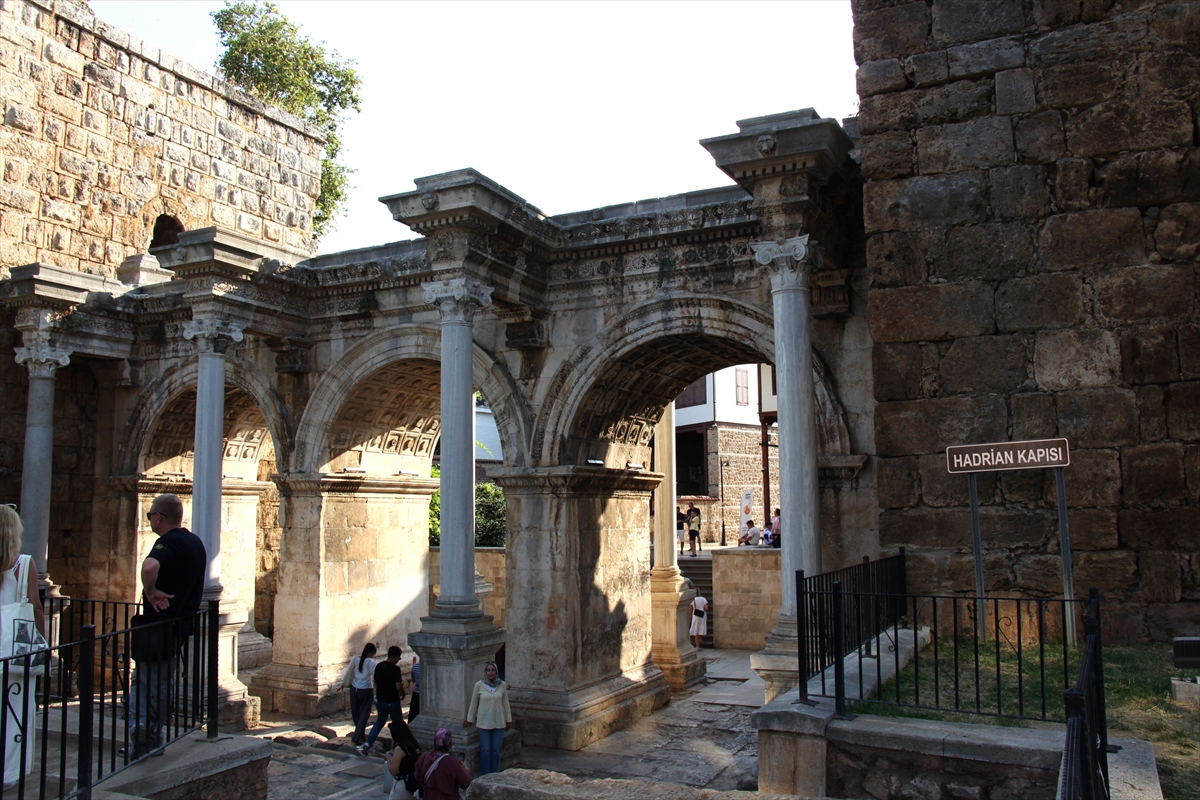 Antalya'daki 1900 yıllık Hadrian Kapısı kentin tarihine ışık tutuyor