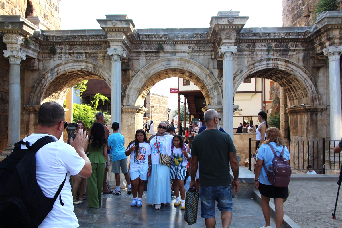 Antalya'daki 1900 yıllık Hadrian Kapısı kentin tarihine ışık tutuyor