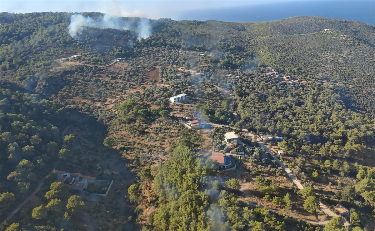 Antalya'nın Kaş ilçesinde çıkan orman yangınına müdahale ediliyor