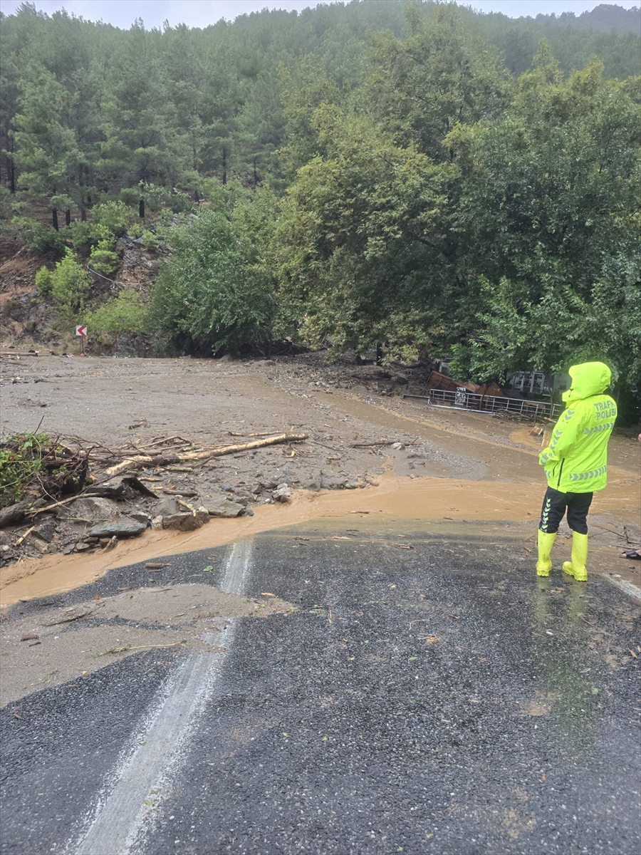 GÜNCELLEME - Mersin'de heyelan nedeniyle kapanan Anamur-Gazipaşa kara yolu trafiğe açıldı