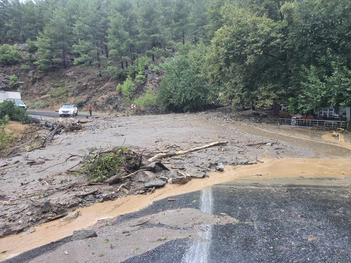 GÜNCELLEME - Mersin'de heyelan nedeniyle kapanan Anamur-Gazipaşa kara yolu trafiğe açıldı