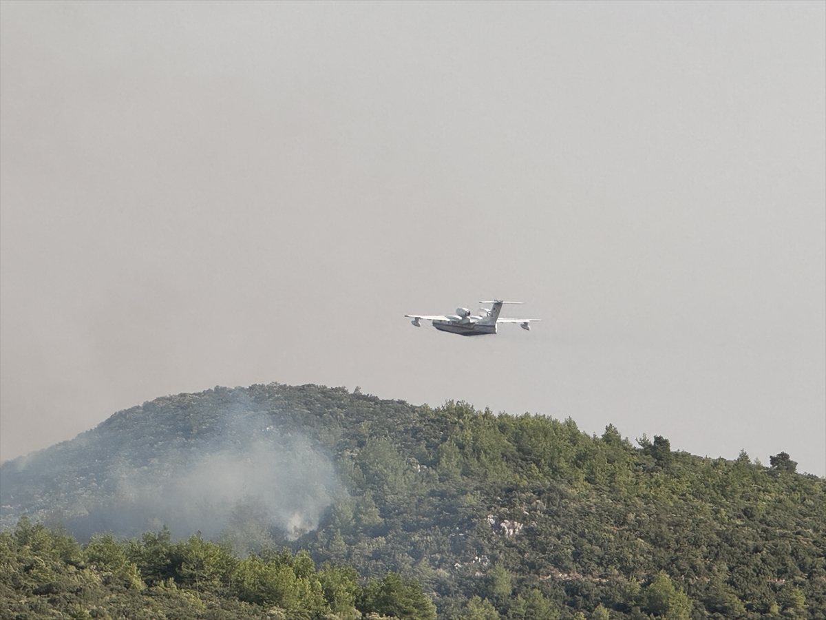 GÜNCELLEME 3 - Muğla'da başladıktan sonra Antalya'ya sıçrayan orman yangınına müdahale ediliyor