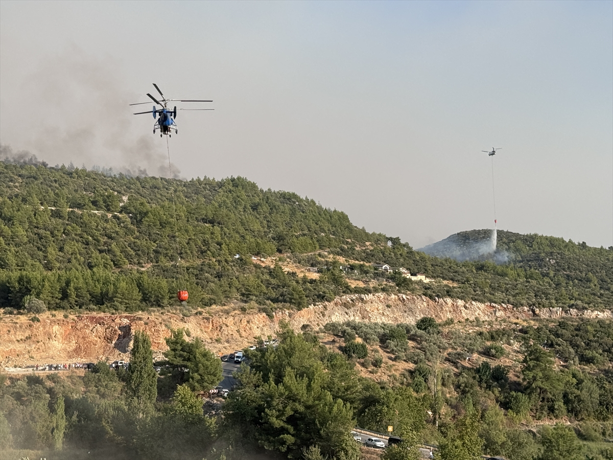 GÜNCELLEME 3 - Muğla'da başladıktan sonra Antalya'ya sıçrayan orman yangınına müdahale ediliyor