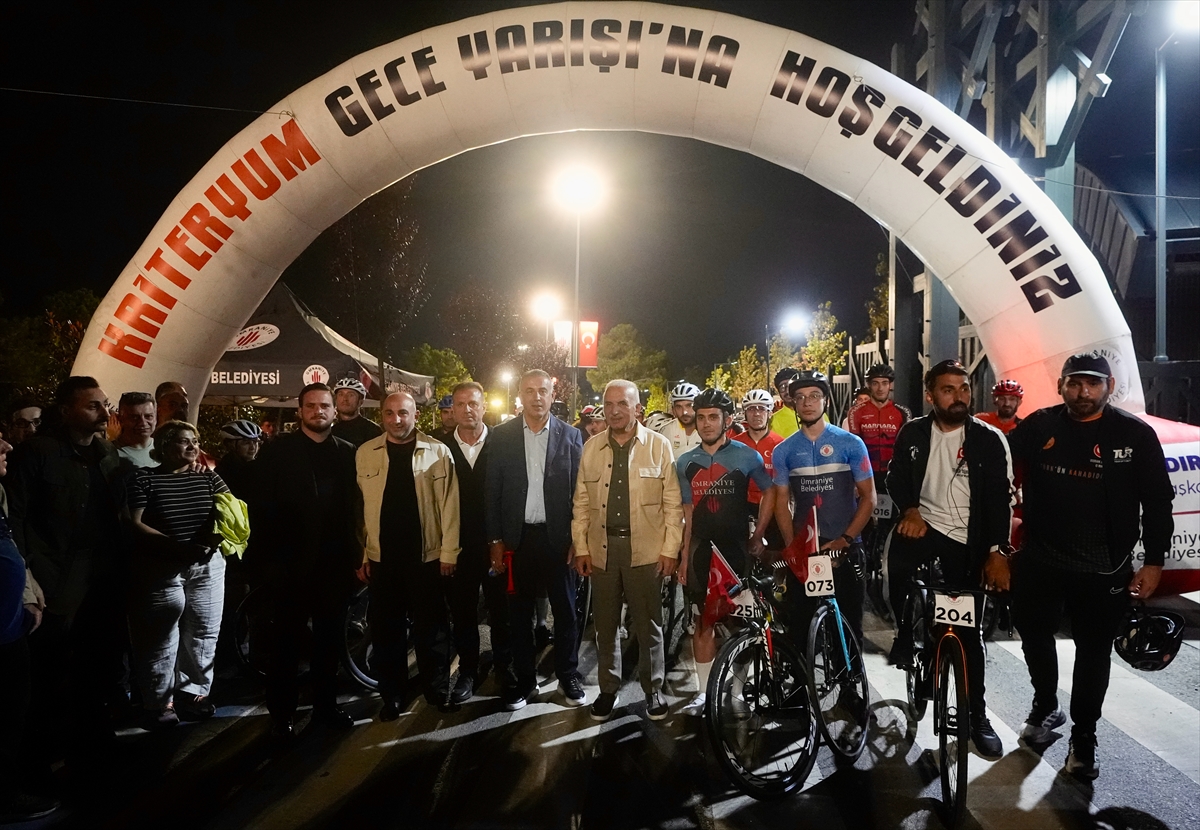 Ümraniye'de 210 bisikletçinin katılımıyla "Gece Kriteryum Yarışı" düzenlendi