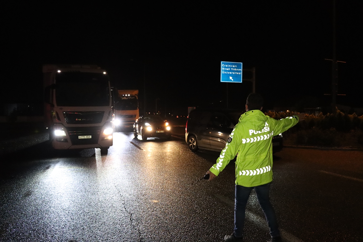 GÜNCELLEME - Erzincan-Sivas kara yolu heyelan sonrası yeniden ulaşıma açıldı