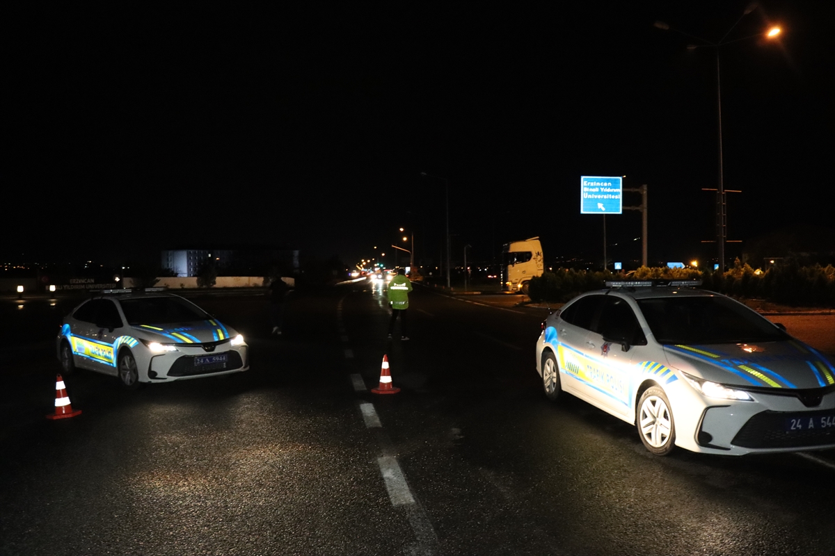 GÜNCELLEME - Erzincan-Sivas kara yolu heyelan sonrası yeniden ulaşıma açıldı