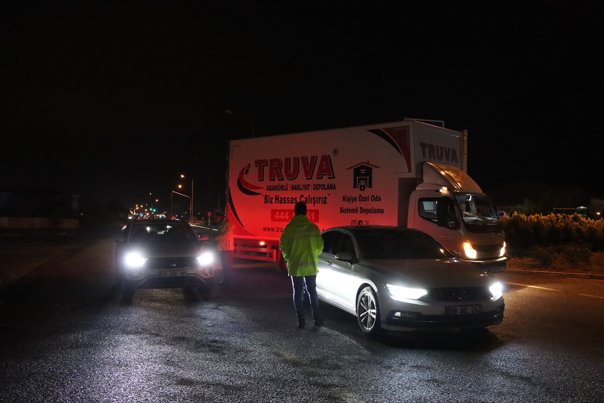 GÜNCELLEME - Erzincan-Sivas kara yolu heyelan sonrası yeniden ulaşıma açıldı
