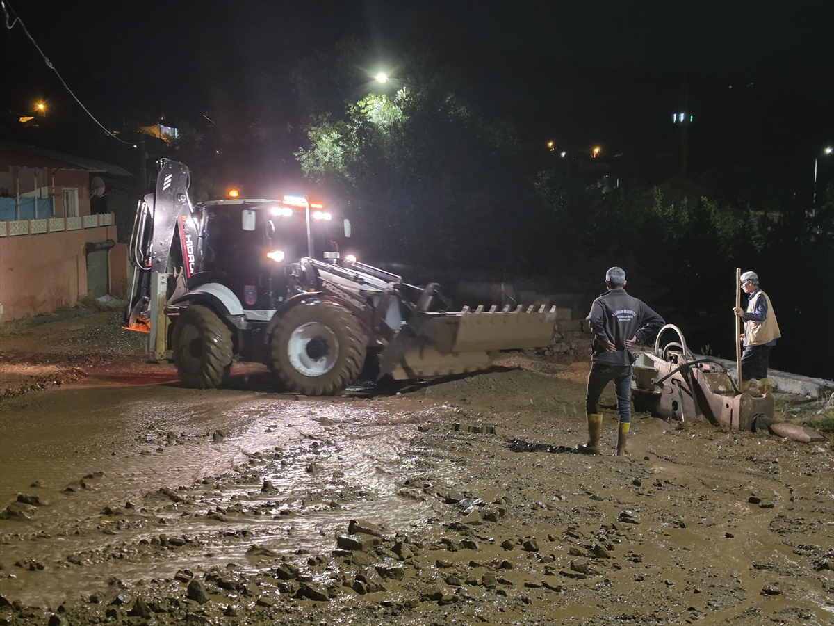 Erzincan'da sağanak: Üzümlü'de taşkın ve su baskınları