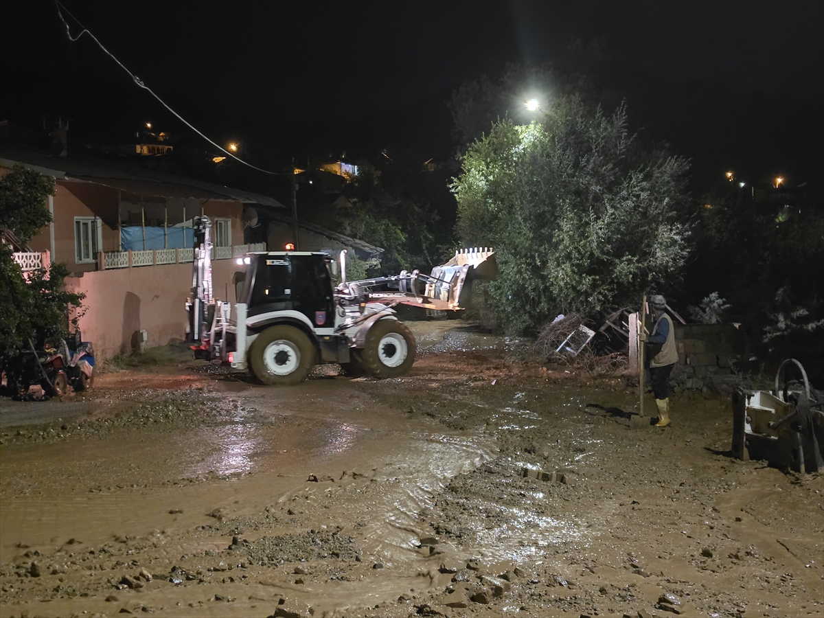 Erzincan'da sağanak: Üzümlü'de taşkın ve su baskınları
