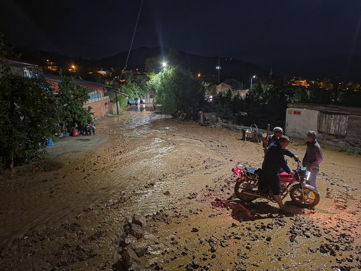 Erzincan'da sağanak: Üzümlü'de taşkın ve su baskınları