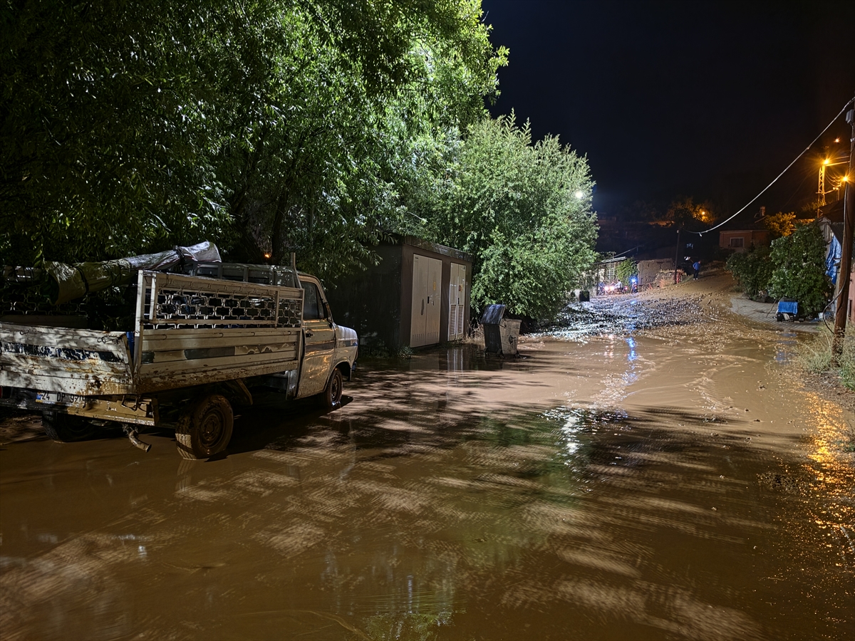 Erzincan'da sağanak: Üzümlü'de taşkın ve su baskınları