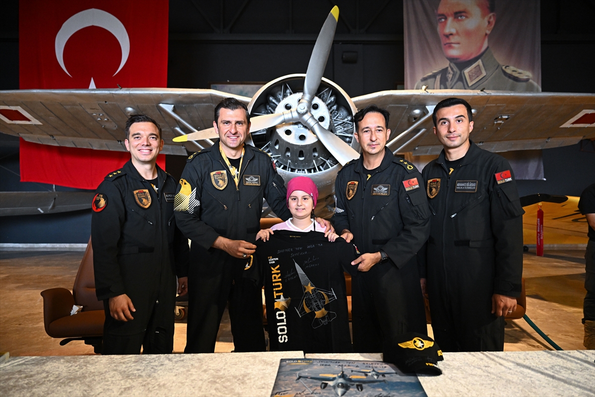 SOLOTÜRK pilotları İstanbul Hava Kuvvetleri Müzesi'nde vatandaşlarla buluştu