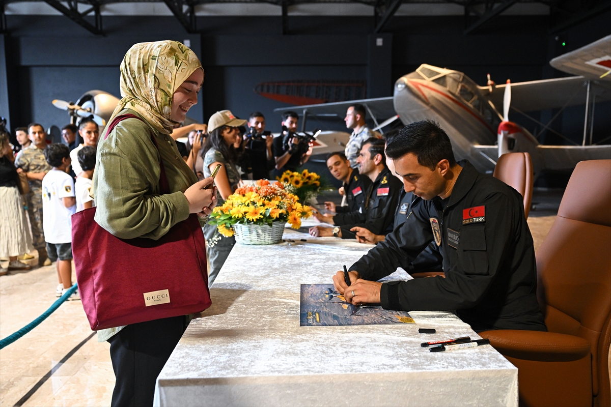 SOLOTÜRK pilotları İstanbul Hava Kuvvetleri Müzesi'nde vatandaşlarla buluştu