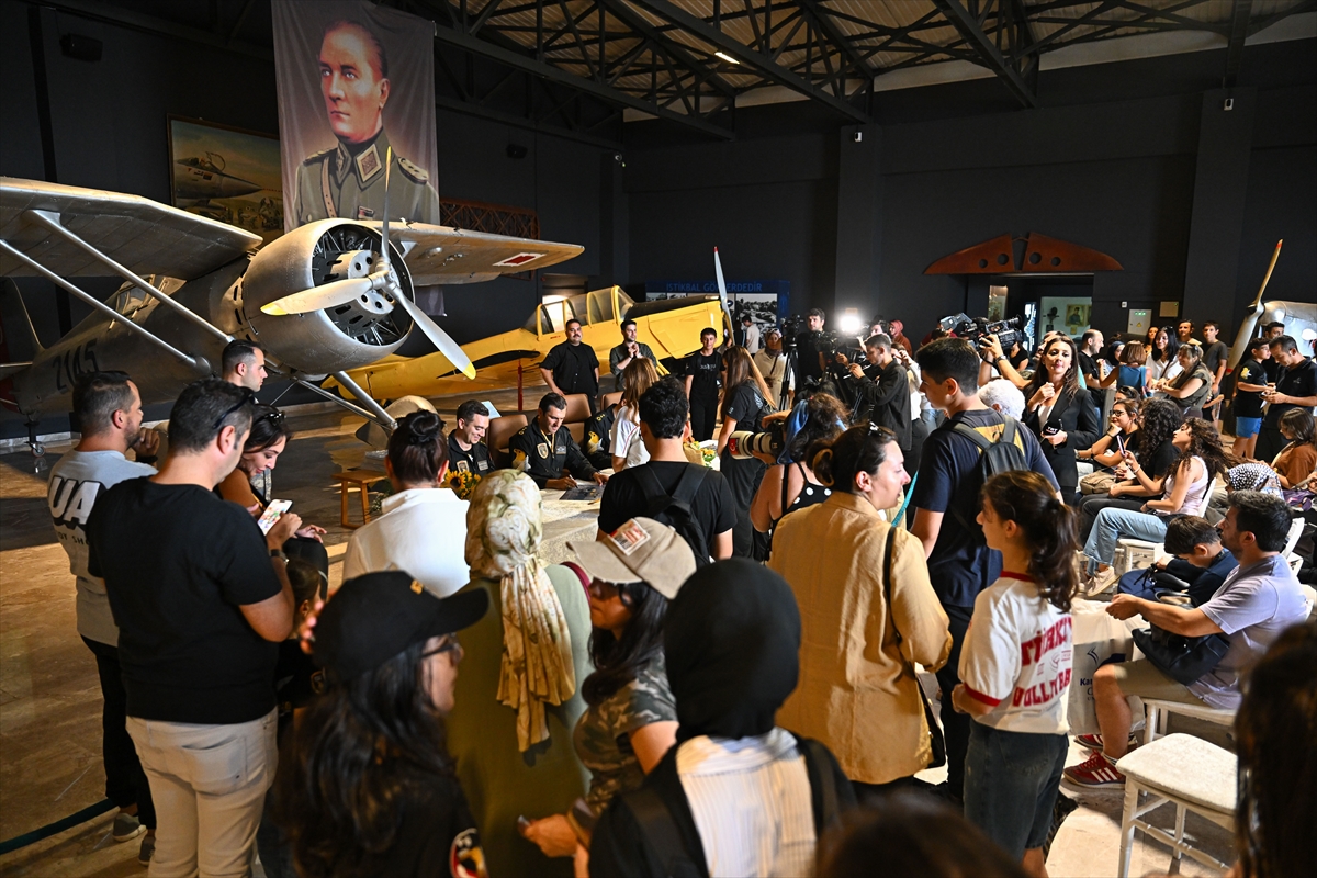 SOLOTÜRK pilotları İstanbul Hava Kuvvetleri Müzesi'nde vatandaşlarla buluştu