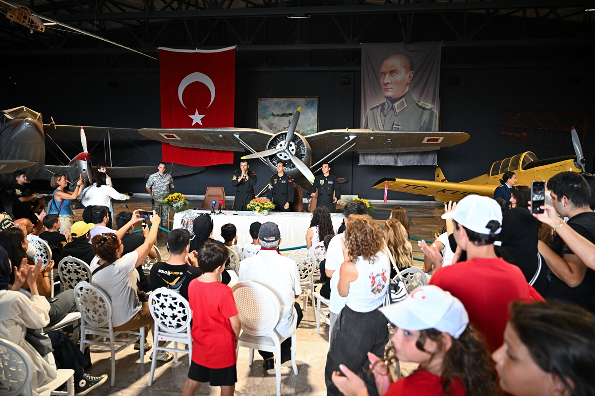 SOLOTÜRK pilotları İstanbul Hava Kuvvetleri Müzesi'nde vatandaşlarla buluştu