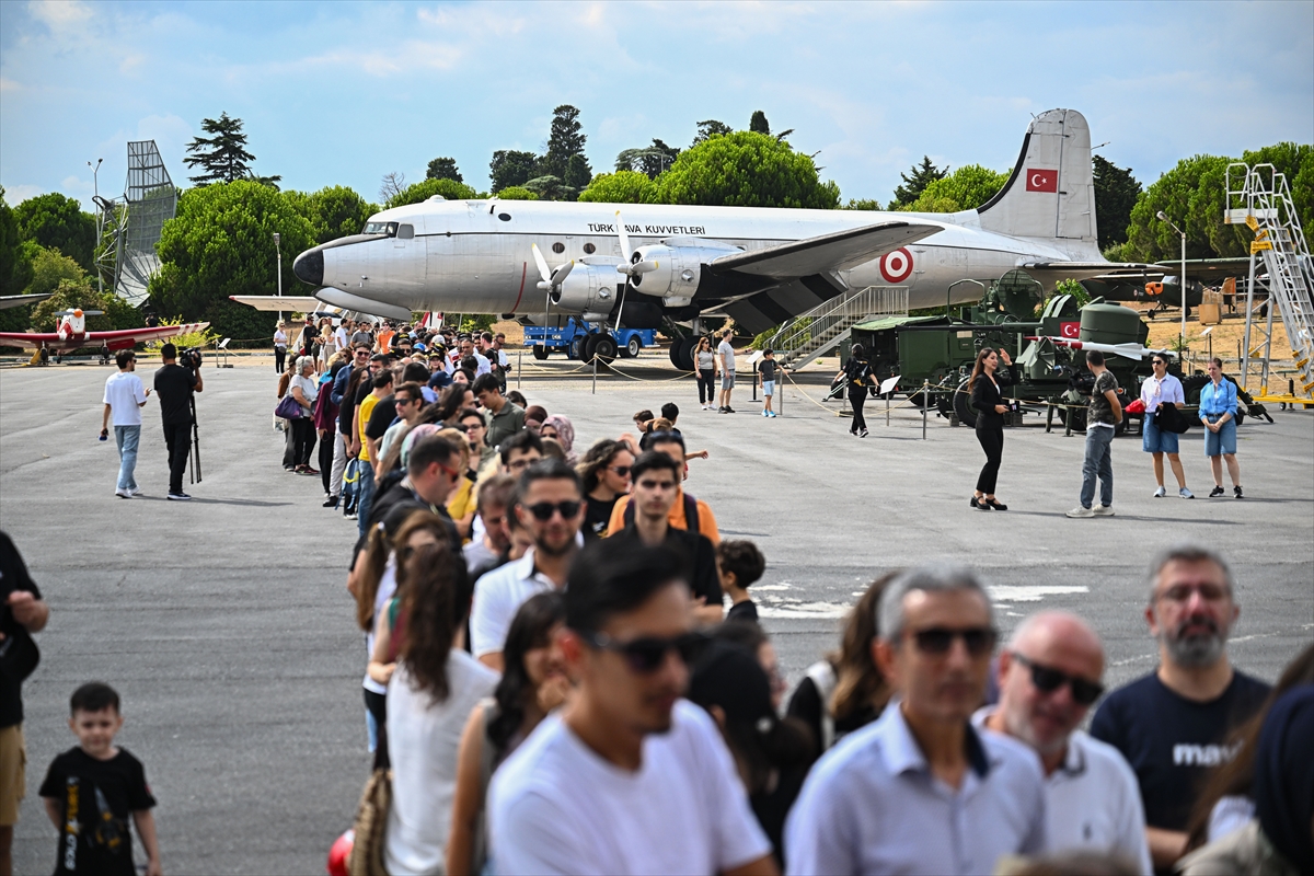 SOLOTÜRK pilotları İstanbul Hava Kuvvetleri Müzesi'nde vatandaşlarla buluştu