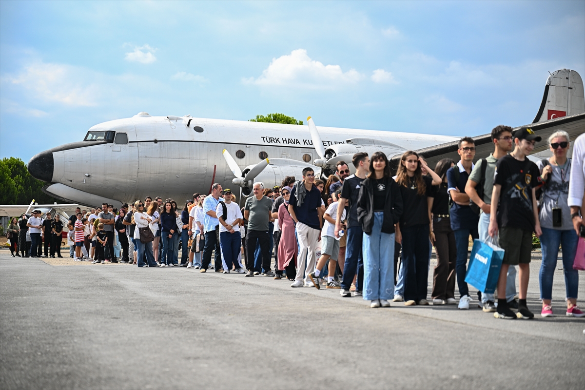 SOLOTÜRK pilotları İstanbul Hava Kuvvetleri Müzesi'nde vatandaşlarla buluştu