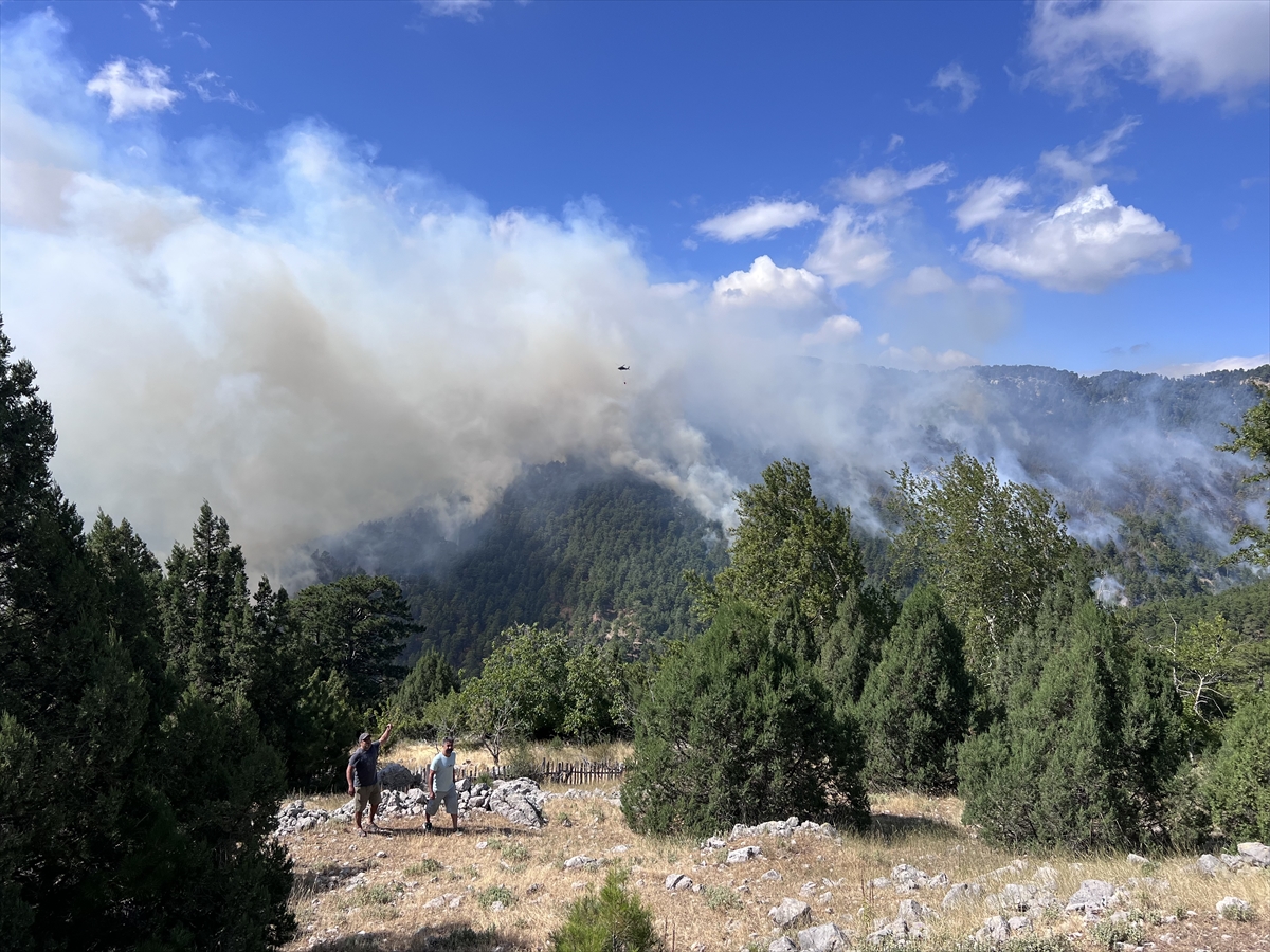 Antalya'da çıkan orman yangınına müdahale ediliyor
