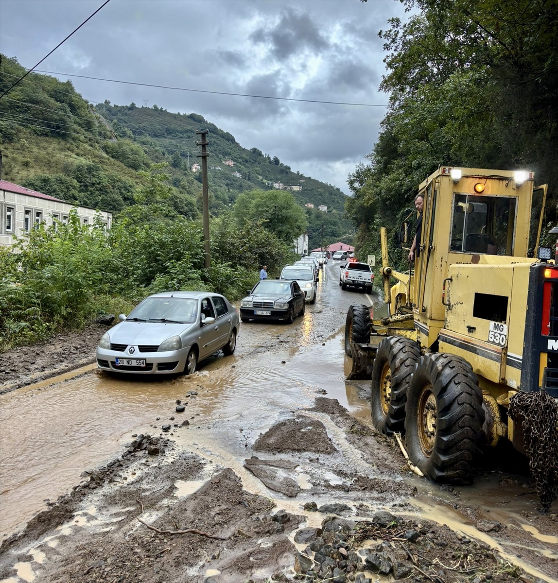 Giresun'da sağanak etkili oldu: Toprak kaymaları yaşandı