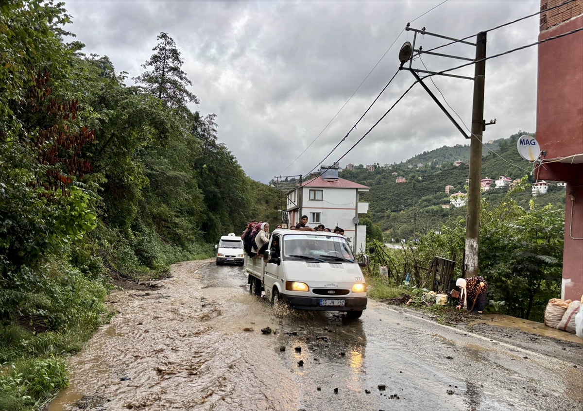 Giresun'da sağanak etkili oldu: Toprak kaymaları yaşandı