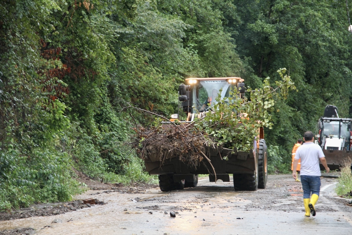 Giresun'da sağanak etkili oldu: Toprak kaymaları yaşandı