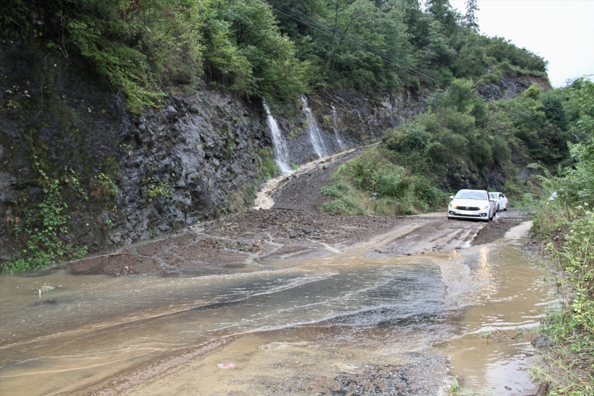 Giresun'da sağanak etkili oldu: Toprak kaymaları yaşandı