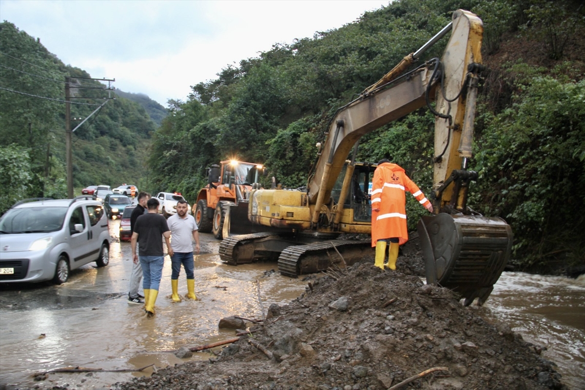 Giresun'da sağanak etkili oldu: Toprak kaymaları yaşandı