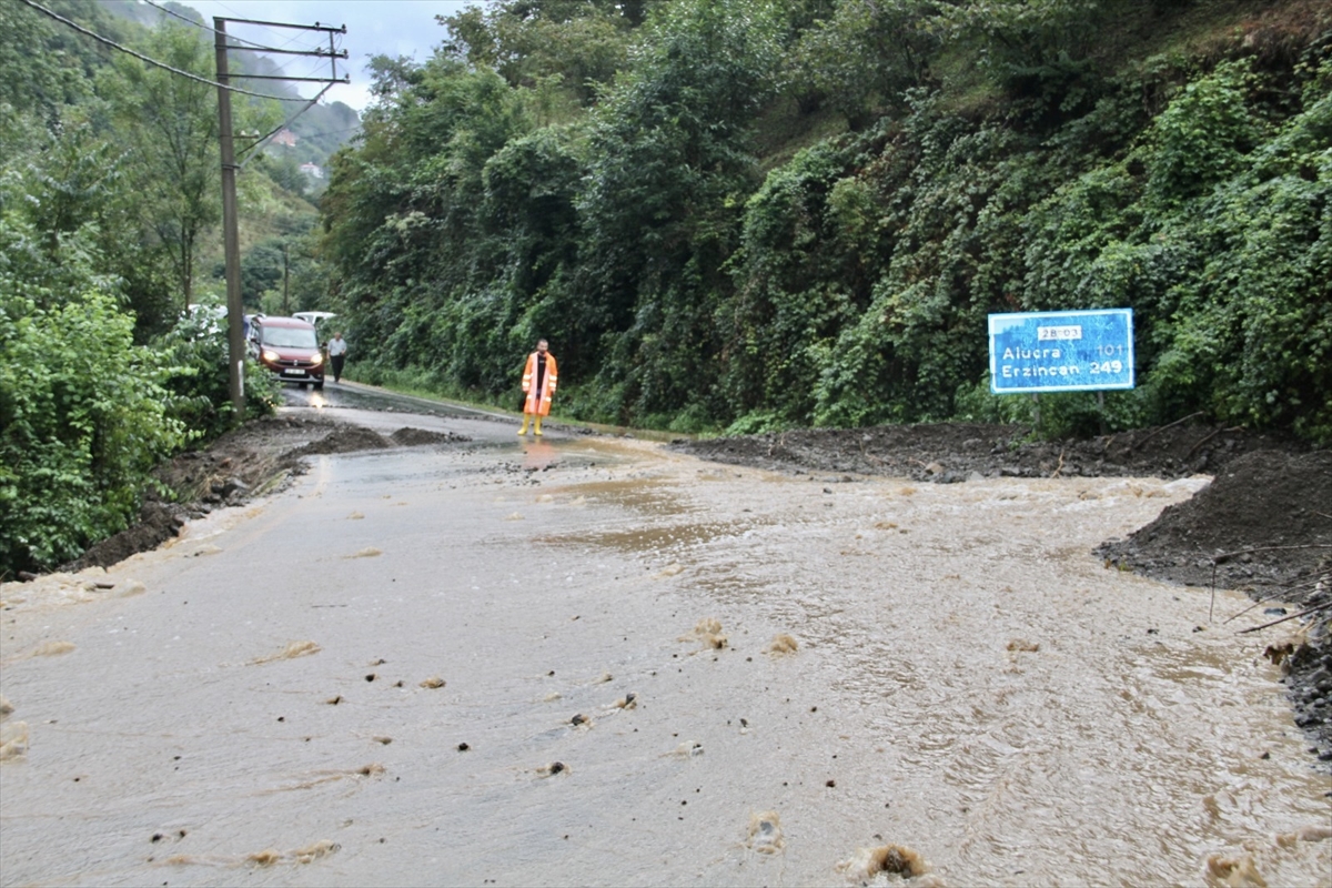 Giresun'da sağanak etkili oldu: Toprak kaymaları yaşandı